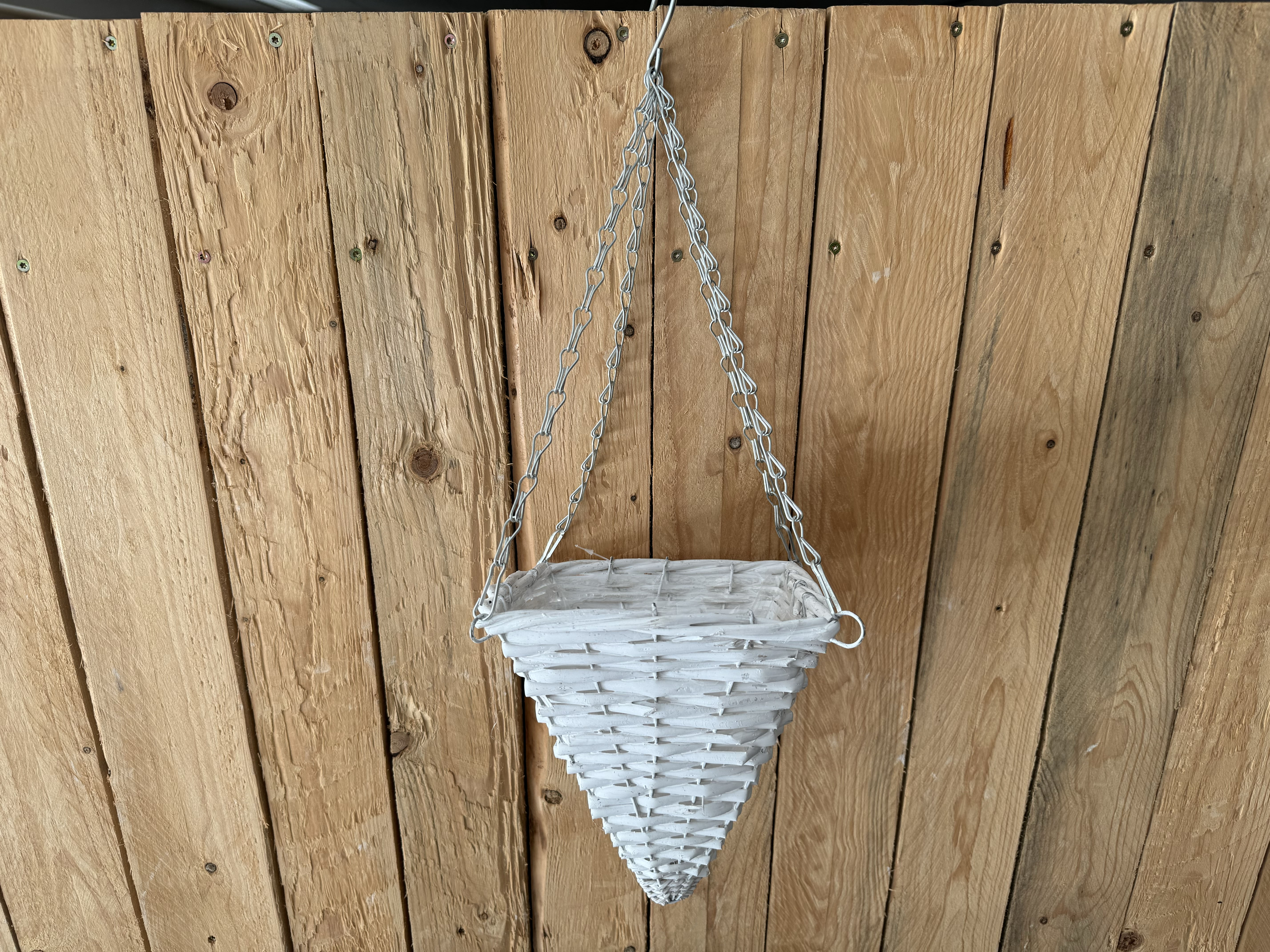 Spitzförmiger Weidenkorb eckig zum Hängen weiß; 21x21 cm, H23 cm